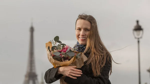 Mulher Bonita Com Flores Paris Sobre Torre Eiifel Outono Inverno — Fotografia de Stock