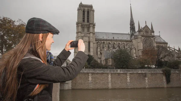 Giovane Viaggiatore Che Scatta Foto Strada Parigina Parigi Francia — Foto Stock