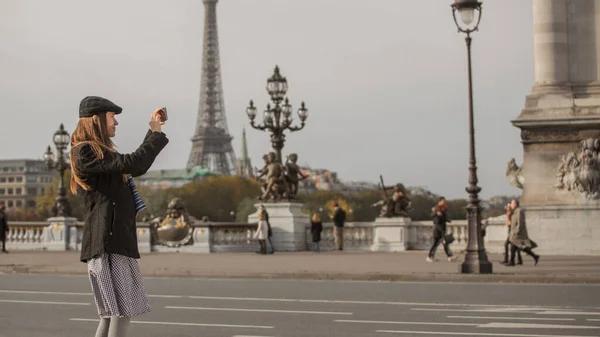 Junger Reisender Fotografiert Pariser Straße Paris Frankreich Stockfoto