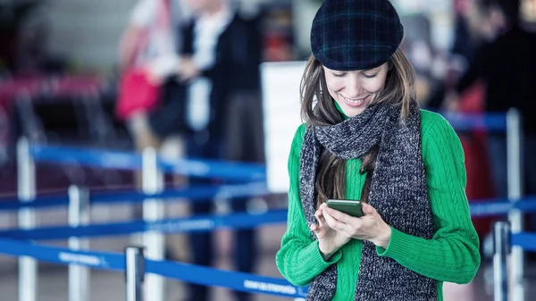 Passagierin Der Flughafenlounge Mit Gepäck Wartebereich — Stockfoto