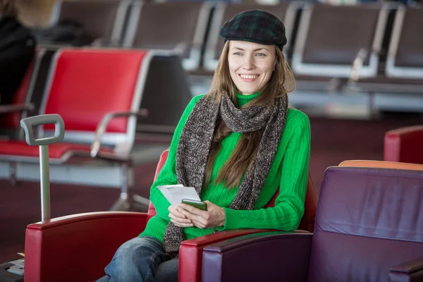 Γυναίκα Επιβάτης Στο Σαλόνι Του Αεροδρομίου Αποσκευές Στην Αίθουσα Αναμονής — Φωτογραφία Αρχείου