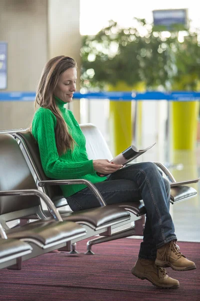 Passagierin Der Flughafenlounge Mit Gepäck Wartebereich lizenzfreie Stockbilder