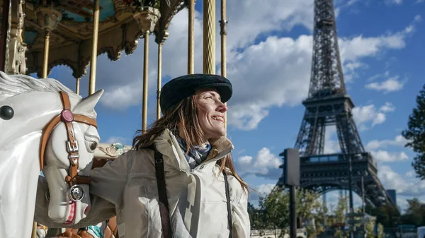 Glückliche Junge Frau Paris — Stockfoto