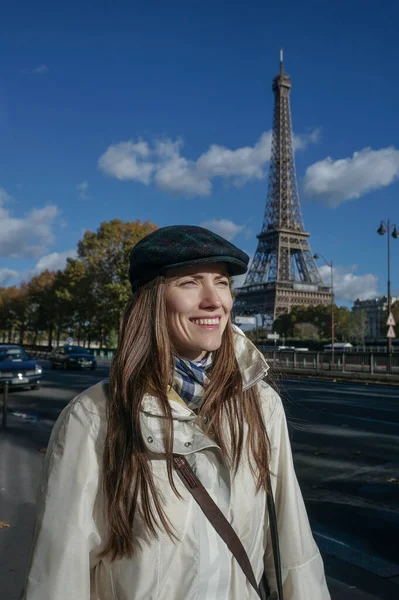 Glad Ung Kvinna Paris — Stockfoto