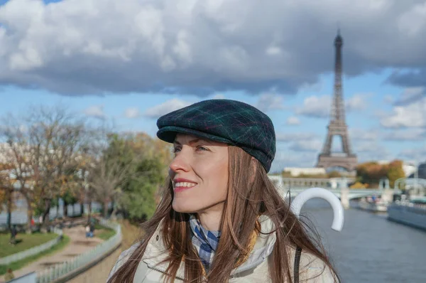 Paris 'te mutlu genç bir kadın