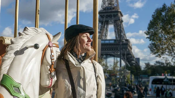 Glückliche Junge Frau Paris — Stockfoto