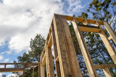 Yeni ev inşaatı çerçevesi