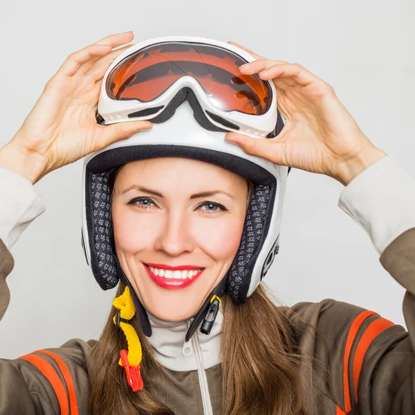 Vrouw met skibril geïsoleerd op wit — Stockfoto