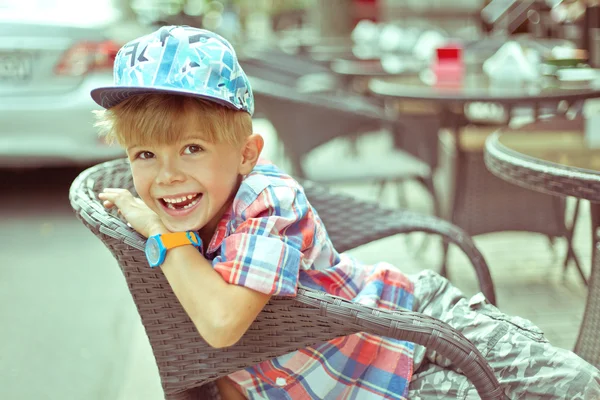 スタイリッシュなかわいい少年 — ストック写真