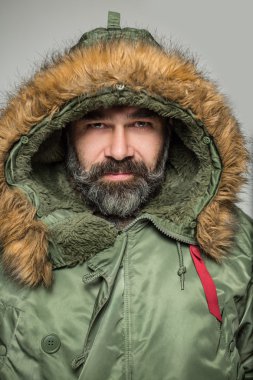 Parka yakışıklı sakallı adam