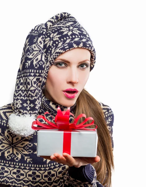 Kerstmis schoonheid vrouw met cadeau — Stockfoto