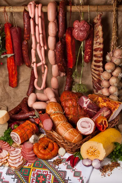 Gerookt vlees en worstjes — Stockfoto