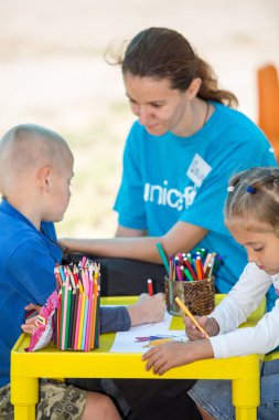 Mülteciler ve çocukları ailelerine yardım için UNICEF misyonu