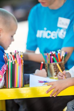 Mülteciler ve çocukları ailelerine yardım için UNICEF misyonu