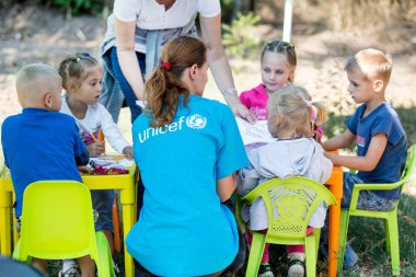 Mülteciler ve çocukları ailelerine yardım için UNICEF misyonu