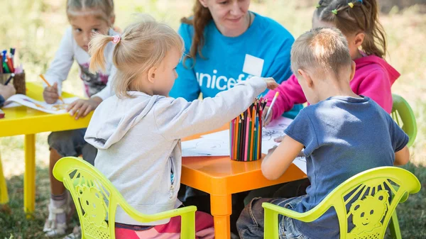 UNICEF a misszió részére ételadag családias, a menekültek és a gyermekek — Stock Fotó