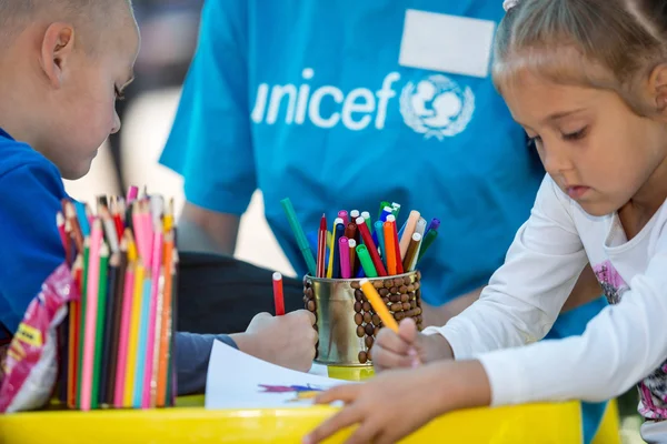 UNICEF uppdrag för att hjälpa anhöriga till flyktingar och barn — Stockfoto