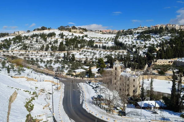 雪に覆われたオリーブ山の眺めエルサレム イスラエルの旧市街から — ストック写真