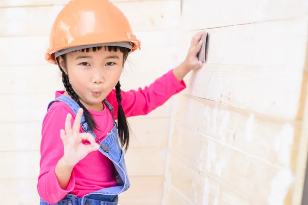 Kid Ingenjör Med Snickare Arbete Slipning Trä Gör Tecken Och — Stockfoto