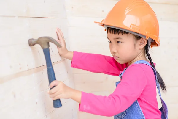 Kid Engineer Carpenter Work Hamming Wood Wall — Stock Photo, Image