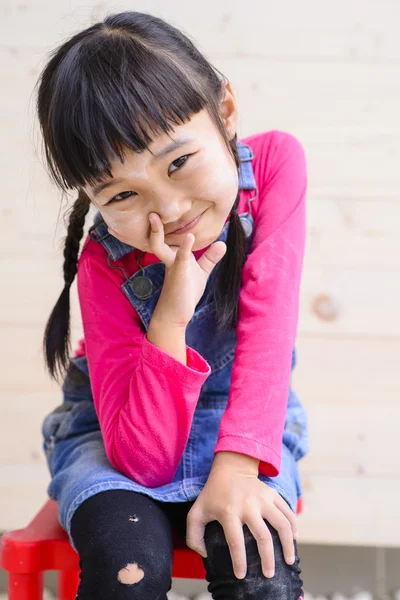 Ritratto Una Graziosa Bambina Sfondo Legno Sorridente Dopo Lavoro Falegname — Foto Stock