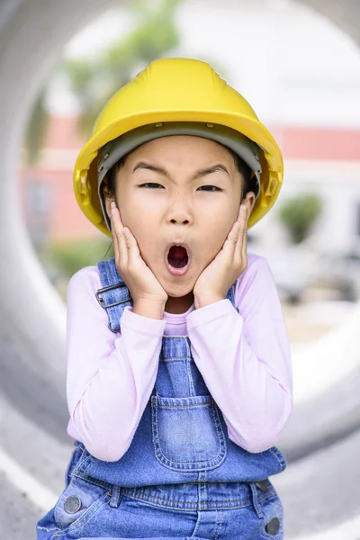 Kid Med Överraskning Pose När Arbetar Byggarbetsplatsen — Stockfoto