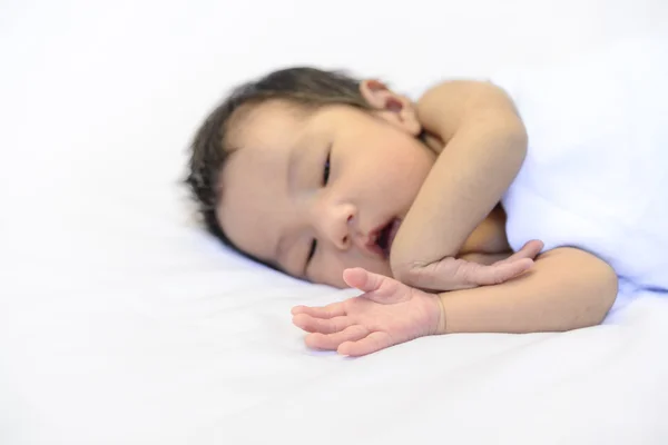 Lindo Bebé Durmiendo Manta Algodón Blanco Cerca Mano — Foto de Stock