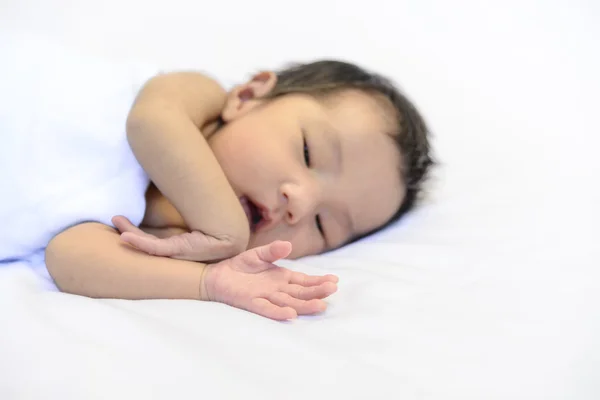 Lindo Bebé Durmiendo Manta Algodón Blanco Cerca Mano — Foto de Stock