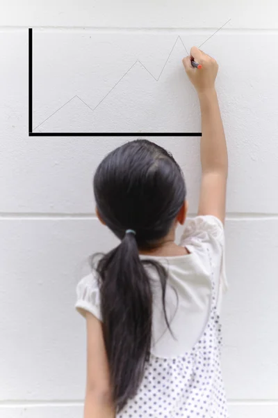 Kid Scrittura Grafico Linee Sul Muro Con Sua Matita Nera — Foto Stock