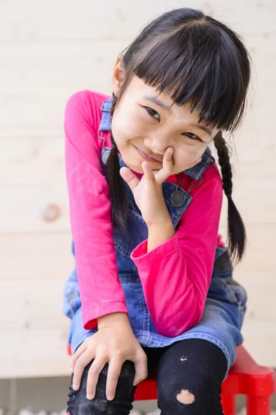 Ritratto Una Graziosa Bambina Sfondo Legno Sorridente Dopo Lavoro Falegname — Foto Stock