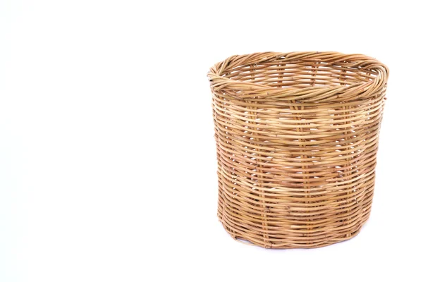 Yerde izole edilmiş beyaz Rattan sepeti var.