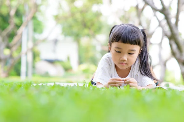 Thai Niño Pensando Jugar Jardín — Foto de Stock