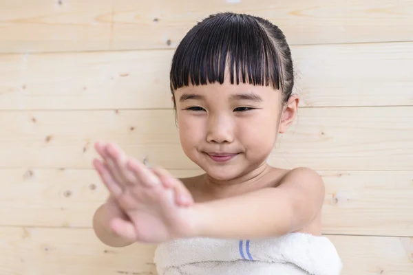 Bambina Fare Bagno Lavarsi Braccio Con Sfondo Parete Legno — Foto Stock