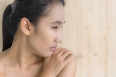 Kadın portresi, bulanık ahşap arkaplanlı bir banyo yapar.