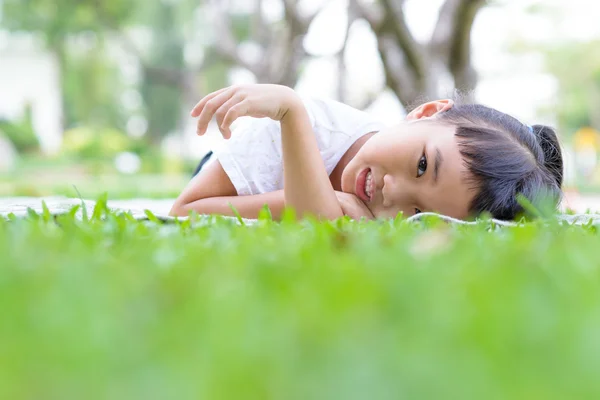 Aziatisch Kind Portret Met Ontspannen Pose Groene Tuin — Stockfoto