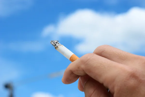 Mano Fumadora Sobre Fondo Azul Del Cielo — Foto de Stock