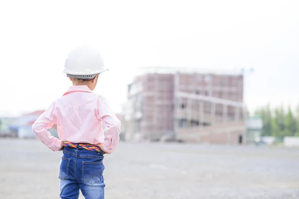 Kleiner Bauingenieur Inspiziert Das Gebäude Auf Baustelle lizenzfreie Stockbilder