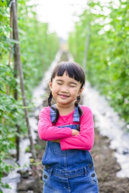 Gülümseyen çocuk bahçıvan portresi