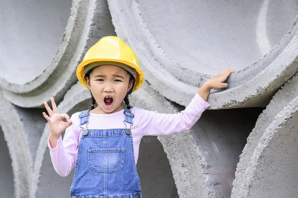 Grabben Civilingenjör Inspektera Stora Betongrör Med Hand Pose — Stockfoto