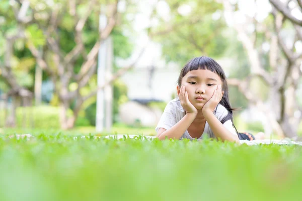 Asiatisches Kind Entspannt Grünen Garten — Stockfoto