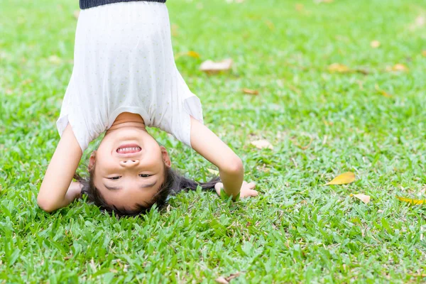 Asiático Niño Jugando Con Relajarse Pose Verde Jardín — Foto de Stock