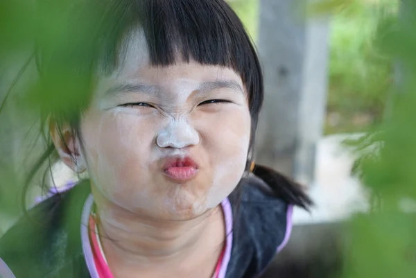 Viso Sfacciato Bambino Tailandese Con Polvere Sul Viso — Foto Stock