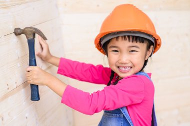 Marangozluk yapan çocuk mühendisi iş başında komik işler yapıyor.