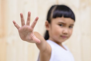 Bulanık suratlı küçük kızın durduğu sembol.