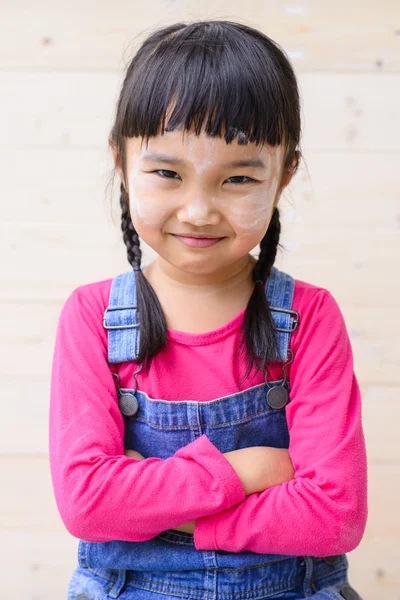 Retrato Una Linda Niña Sobre Fondo Madera Sonríe Chico — Foto de Stock