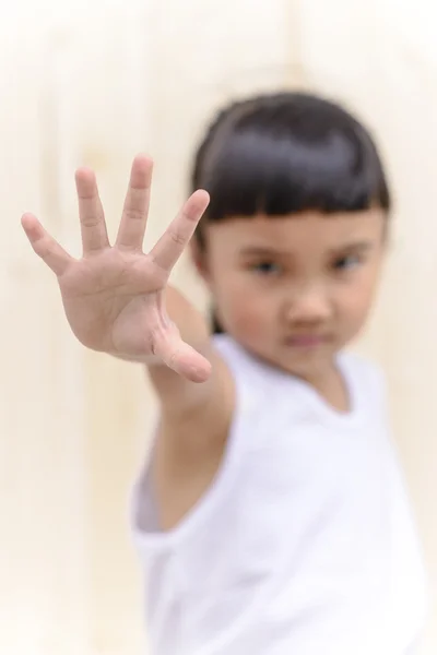 Kind Macht Stop Symbol Und Verschwimmt Ernstes Gesicht Auf Wandhintergrund — Stockfoto