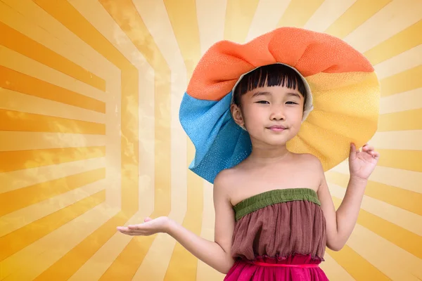 Bambina Con Abito Moda Estivo Cappello Sfondo Arancione — Foto Stock