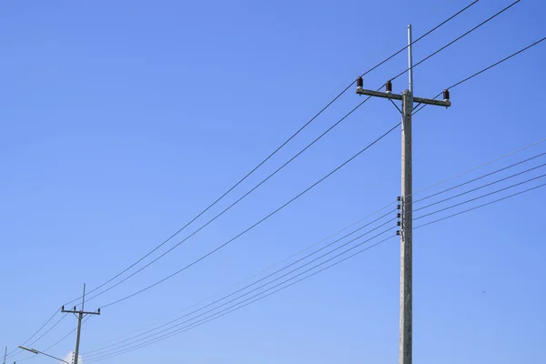 Υψηλής Τάσης Πόλο Ηλεκτρικής Ενέργειας Μπλε Φόντο Του Ουρανού Φωτογραφία Αρχείου