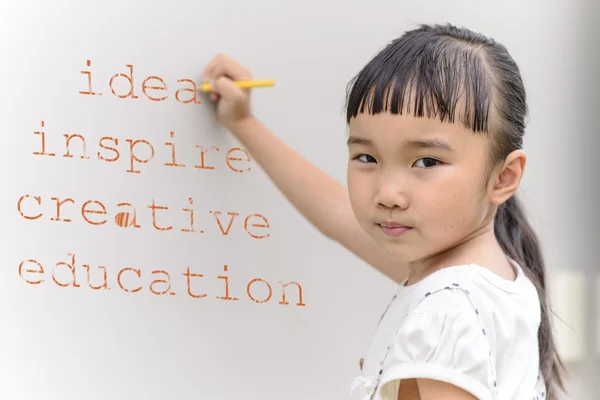 Kid Scrivere Arancione Parola Creativa Sul Muro — Foto Stock