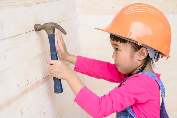 Little Girl Serious Carpenter Jobs Hammer Wood Wall — Stock Photo, Image